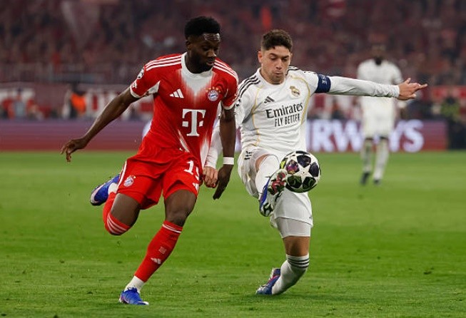 Tiền vệ: Federico Valverde (6.0) Valverde vẫn duy trì sự nhiệt huyết thường thấy với nguồn năng lượng vô tận ở khu vực trung tuyến. Anh đóng vai trò quan trọng trong việc luân chuyển bóng và hỗ trợ phòng ngự, nhưng không thể giúp Real Madrid kiểm soát hoàn toàn thế trận trước hàng tiền vệ cơ động của Bayern.