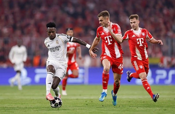 Tiền đạo: Vinicius Junior (7.0) Ngôi sao người Brazil để lại dấu ấn đậm nét với pha kiến tạo dọn cỗ cho Mbappe lập công. Anh suýt chút nữa đã có bàn thắng cho riêng mình nếu cú dứt điểm cuối hiệp một không tìm đến đúng xà ngang. Sang hiệp hai, Vinicius thi đấu nỗ lực nhưng bị các hậu vệ đối phương chăm sóc quá kỹ.