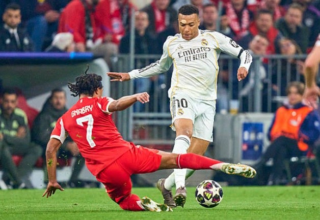 Tiền đạo: Kylian Mbappe (7.1) Mbappe cho thấy đẳng cấp với một bàn thắng quan trọng sau tình huống phản công sắc lẹm. Tốc độ của anh luôn là mối đe dọa thường trực đối với hàng thủ Bayern, dù đôi khi anh có thể chơi đồng đội hơn trong các pha xử lý cuối cùng để tối ưu hóa cơ hội.