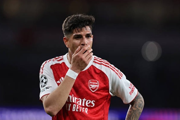 Hậu vệ trái: Piero Hincapie – 7.4 điểm Hincapie là một mũi khoan năng nổ bên hành lang cánh trái. Không chỉ làm tốt nhiệm vụ ngăn chặn các đợt lên bóng của đối thủ, cầu thủ này còn tích cực dâng cao hỗ trợ đồng đội. Điểm số 7.4 phản ánh đúng sự cân bằng mà anh mang lại cho lối chơi chung của toàn đội.