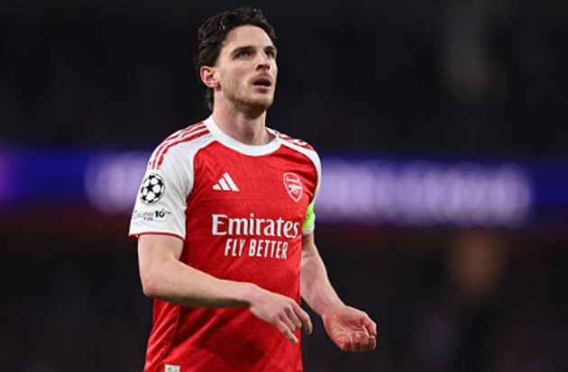 Tiền vệ trung tâm: Declan Rice – 7.1 điểm Rice tiếp tục là nguồn năng lượng vô tận ở giữa sân. Anh có mặt tại mọi điểm nóng để thu hồi bóng và tham gia vào quá trình luân chuyển trạng thái từ phòng ngự sang tấn công. Dù không có bàn thắng hay kiến tạo, tầm ảnh hưởng của Rice lên lối chơi của Pháo thủ vẫn là rất lớn.