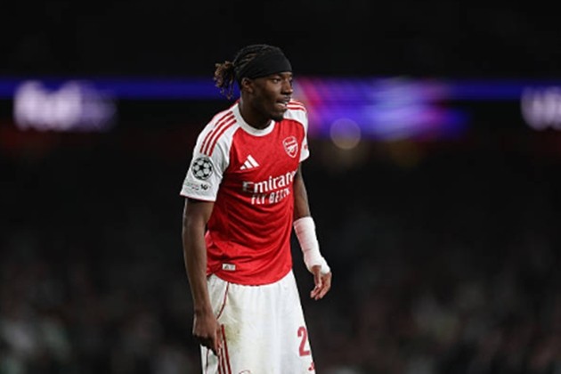 Tiền vệ cánh phải: Noni Madueke – 6.8 điểm Madueke đã có những khoảnh khắc bùng nổ nhờ tốc độ và kỹ thuật cá nhân điêu luyện bên cánh phải. Tuy nhiên, vấn đề lớn nhất của anh vẫn là khâu xử lý cuối cùng. Sự thiếu quyết đoán trong các pha dứt điểm khiến anh không thể chuyển hóa những cơ hội thành bàn thắng cụ thể.