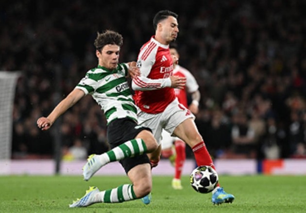 Tiền vệ cánh trái: Gabriel Martinelli – 6.8 điểm Martinelli thi đấu đầy nỗ lực nhưng lại thiếu đi sự hiệu quả thường thấy. Anh thường xuyên bị các hậu vệ đối phương theo sát và chia cắt liên lạc với các vệ tinh xung quanh. Việc không thể tạo ra những đột biến bên cánh trái khiến sức tấn công của Arsenal giảm đi đáng kể.