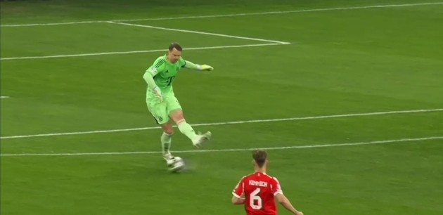 Manuel Neuer suýt chút nữa khiến Bayern Munich phải trả giá.