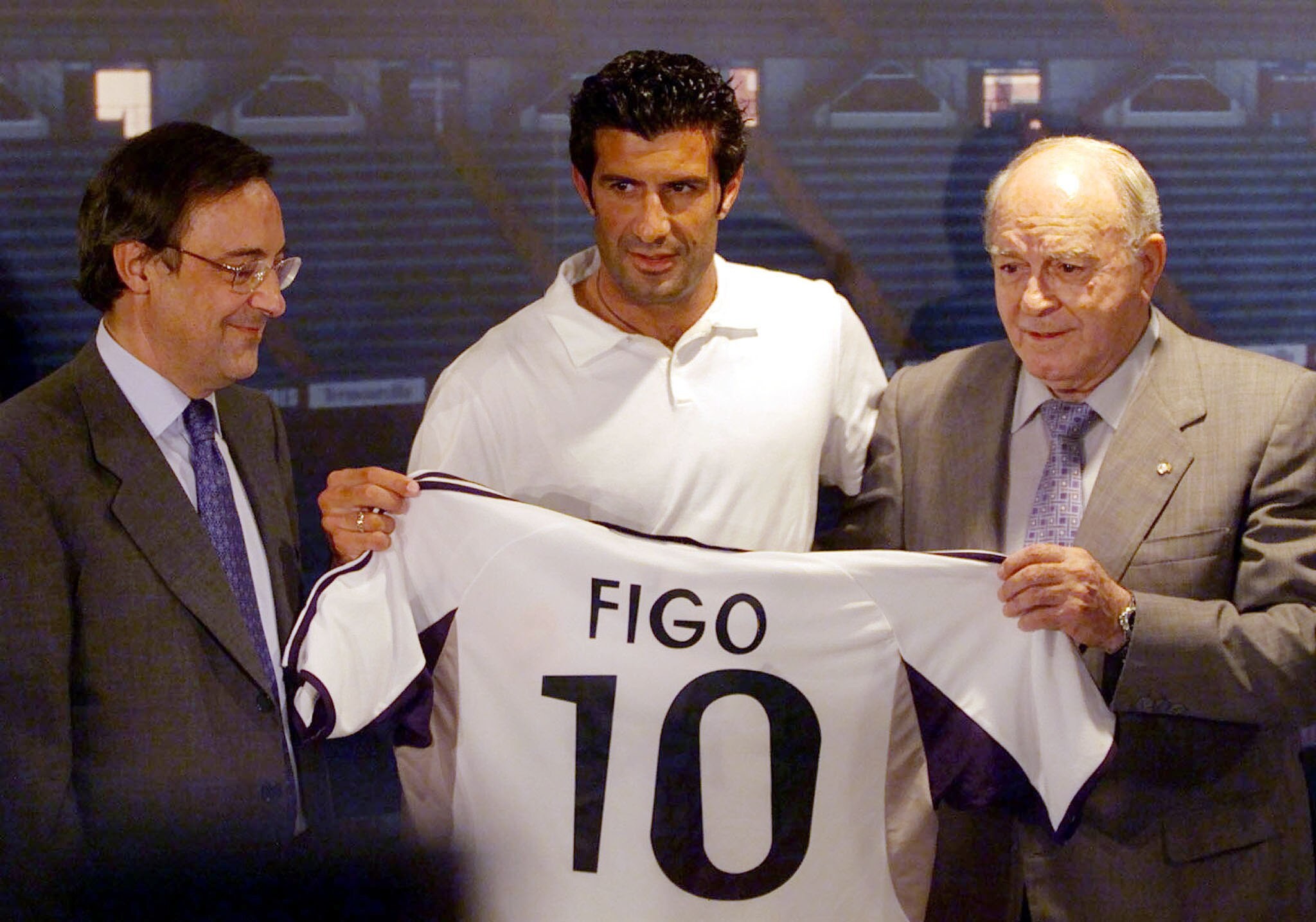 Figo mở màn kỷ nguyên Galacticos.