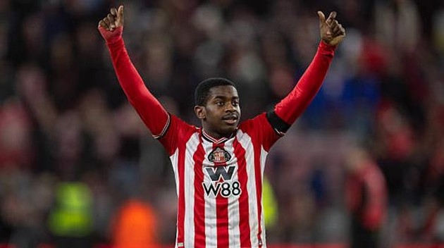 Noah Sadiki được cả Manchester United và Arsenal quan tâm.