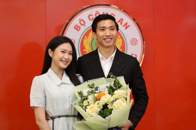 Vợ chồng Đoàn Văn Hậu rạng rỡ trước ống kính.