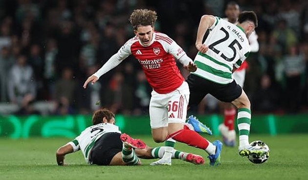 Arsenal nhọc nhằn đánh bại Sporting CP để vào bán kết Champions League.