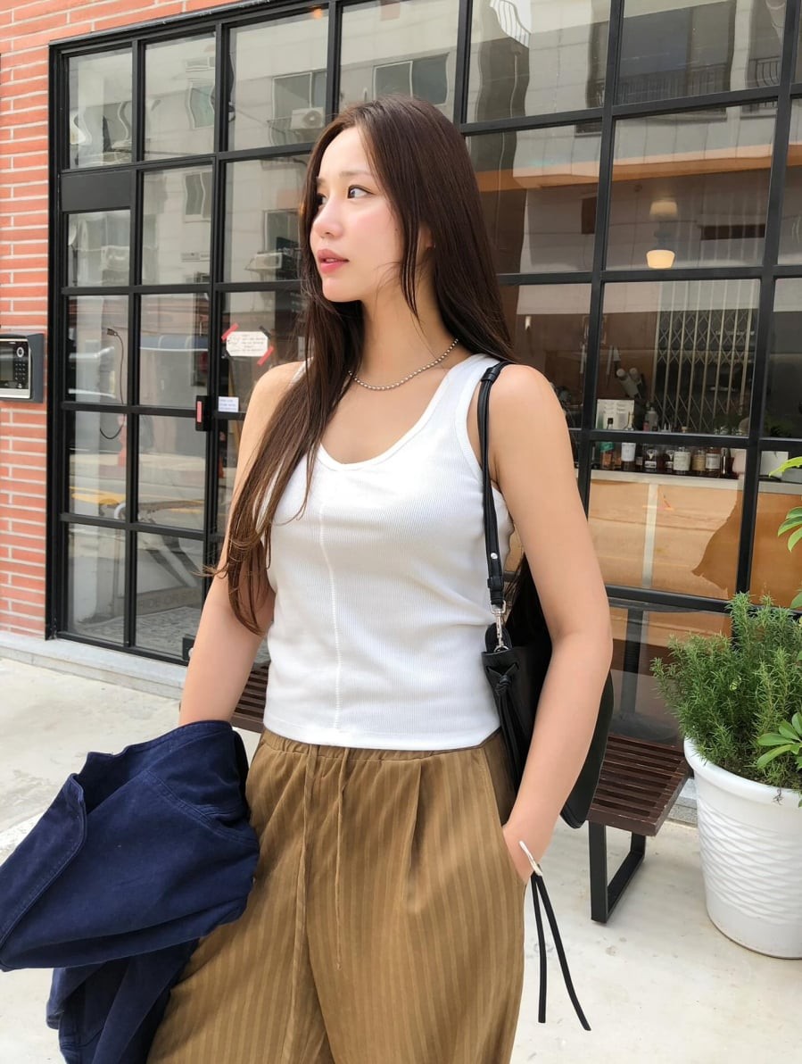 Không chỉ dừng lại ở yếu tố tiện lợi, kiểu quần này còn được cải tiến về mặt thẩm mỹ với nhiều chất liệu mềm mại như cotton,