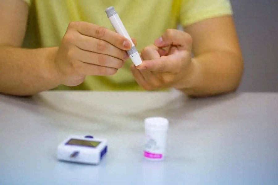 gười mắc tiểu đường thường có tình trạng đường huyết cao kéo dài, nhưng glucose lại không được đưa vào tế bào hiệu quả do rối loạn hoạt động của insulin, dẫn đến thiếu năng lượng cho cơ thể.