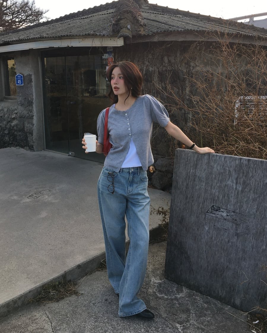 Màu xanh denim cổ điển vẫn là lựa chọn chủ đạo, tuy nhiên các phiên bản wash nhẹ, bạc màu hay mang hiệu ứng vintage cũng ngày càng phổ biến.