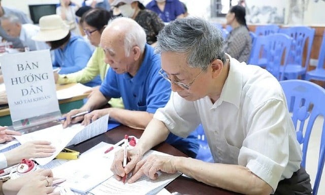 Với phương án thứ nhất, từ ngày 1/7/2026, một số nhóm đối tượng sẽ được tăng 4,5% so với mức hưởng của tháng 6/2026 và cộng thêm 200.000 đồng/tháng. 