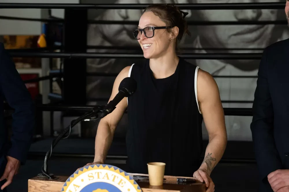 Ronda Rousey phát biểu trong một sự kiện