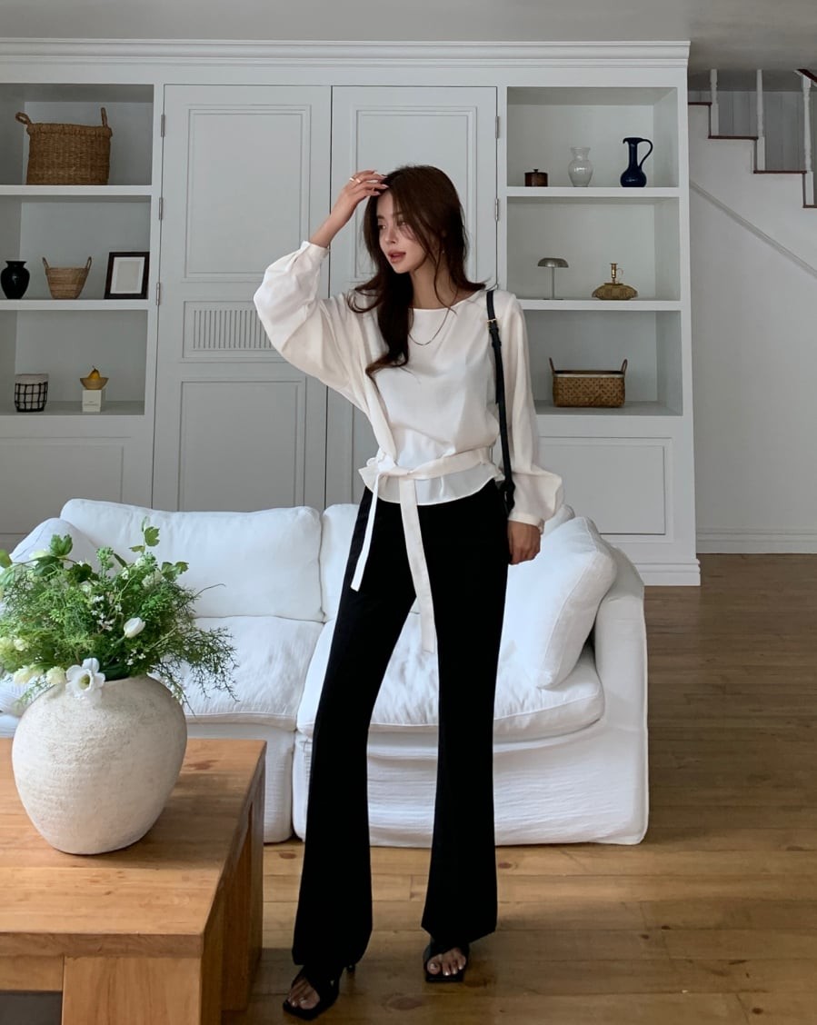 Trong số các kiểu quần dễ phối cùng áo trắng, quần âu màu đen luôn được xem là phương án an toàn nhưng chưa bao giờ lỗi thời.