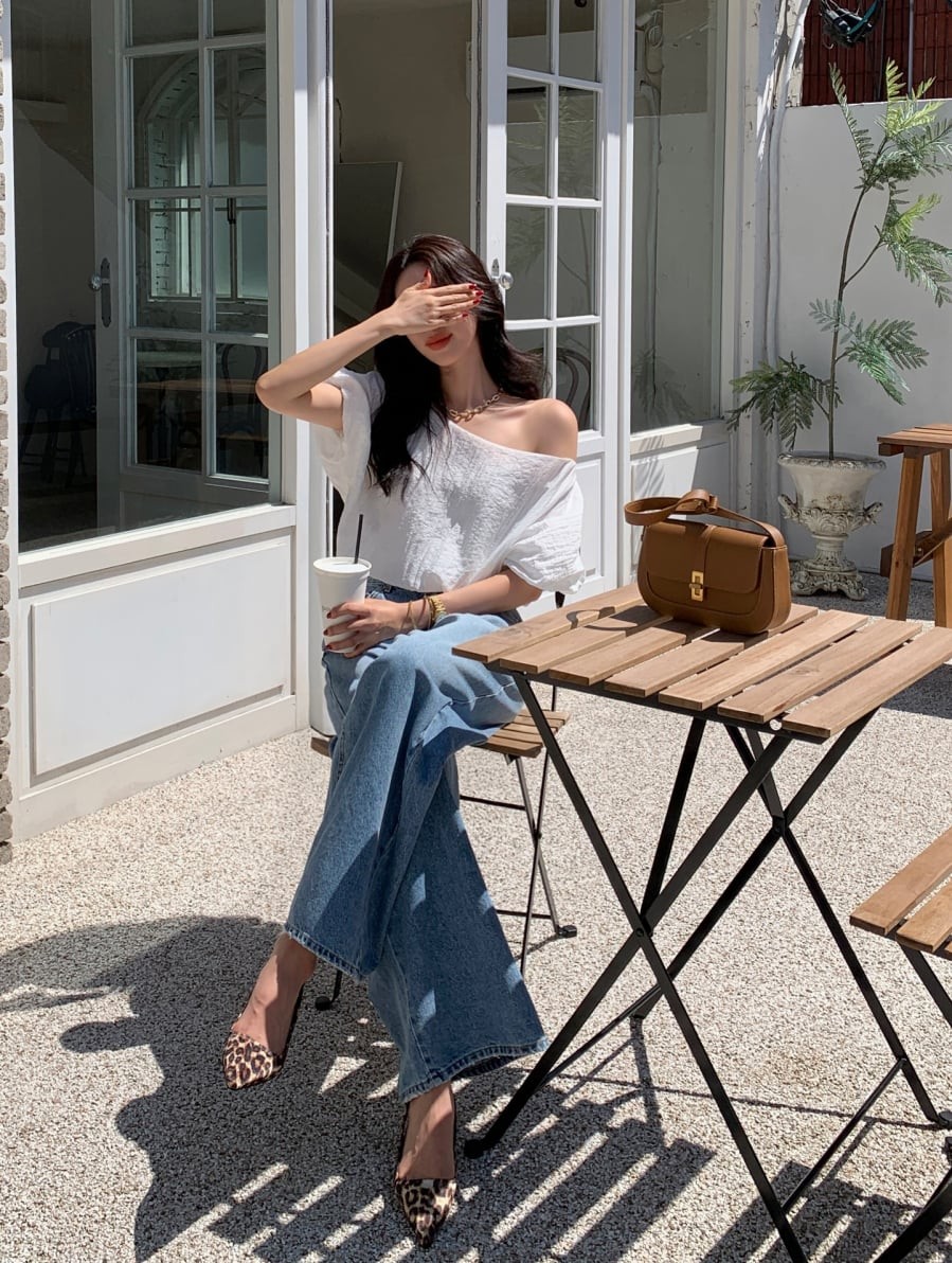 Dù là sắc xanh đậm hay nhạt, item này đều dễ ứng dụng trong nhiều hoàn cảnh khác nhau, từ dạo phố đến gặp gỡ bạn bè. 