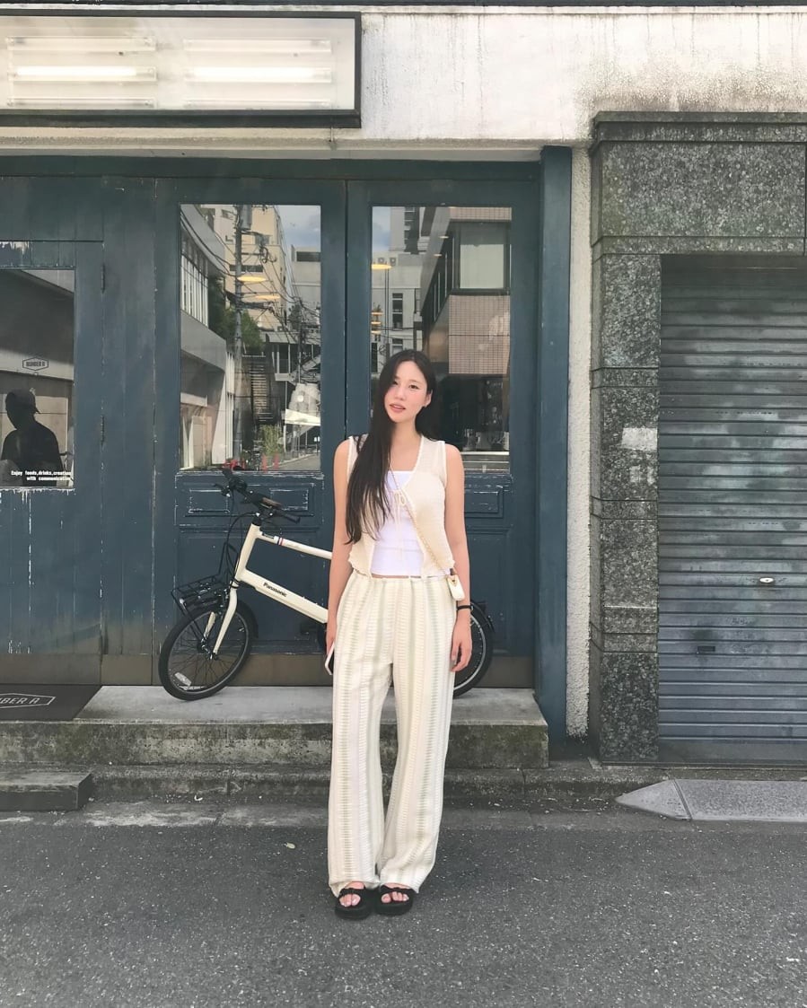 Khi đi cùng áo trắng, phần họa tiết sẽ trở thành điểm nhấn chính, giúp tổng thể bớt đơn điệu mà vẫn giữ được sự cân đối. 