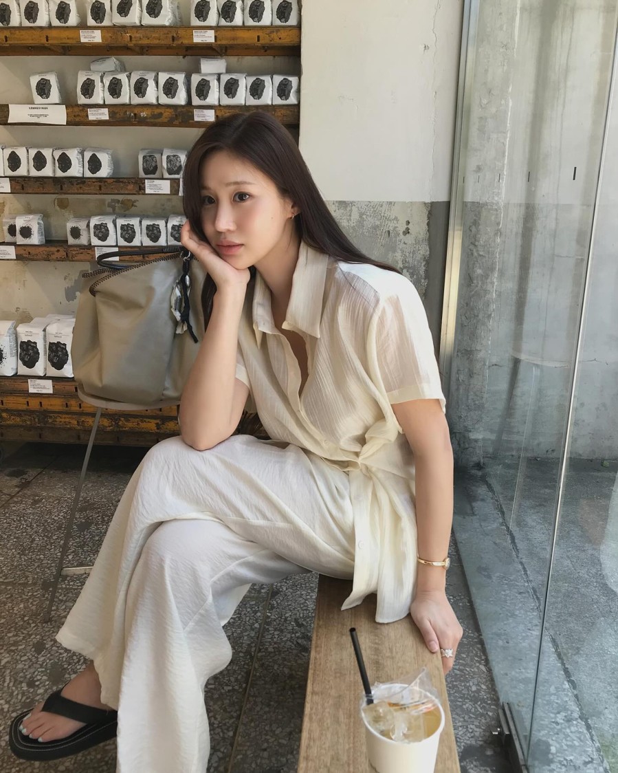 Phối áo trắng cùng quần trắng tạo nên phong cách “white-on-white” đầy hiện đại và tinh khôi