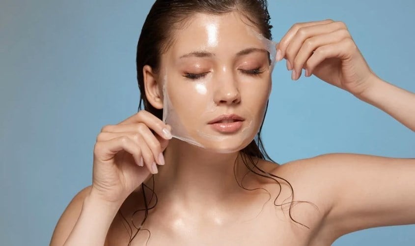  Thực tế, làn da luôn có cơ chế bong tróc tự nhiên, nhưng peel giúp rút ngắn chu kỳ này, từ đó mang lại làn da mịn màng và tươi mới nhanh hơn. 
