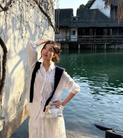 Cách phối này tạo điểm nhấn nhẹ nhàng mà không cần thay đổi quá nhiều trong tổng thể trang phục.