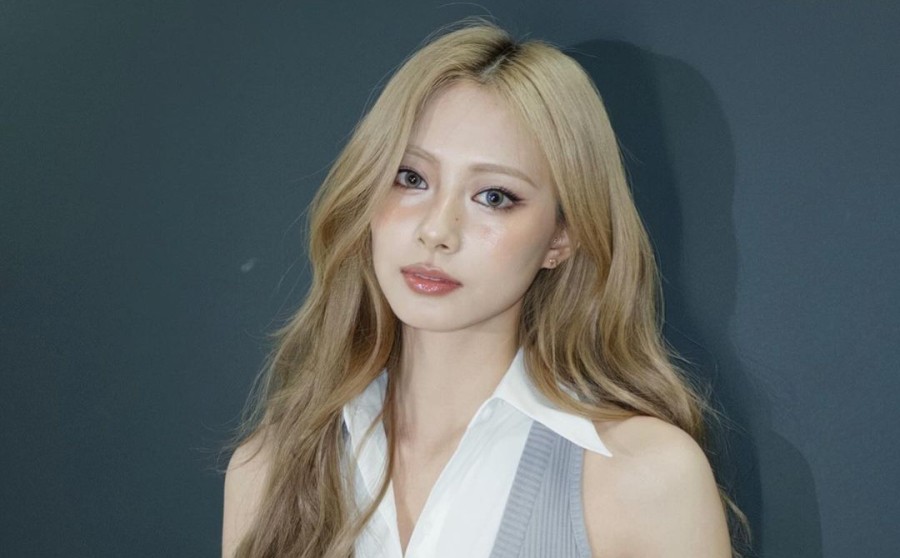 Điểm mạnh lớn nhất của Tzuyu nằm ở cấu trúc gương mặt cân đối với đôi mắt to, sống mũi cao và tổng thể hài hòa. 