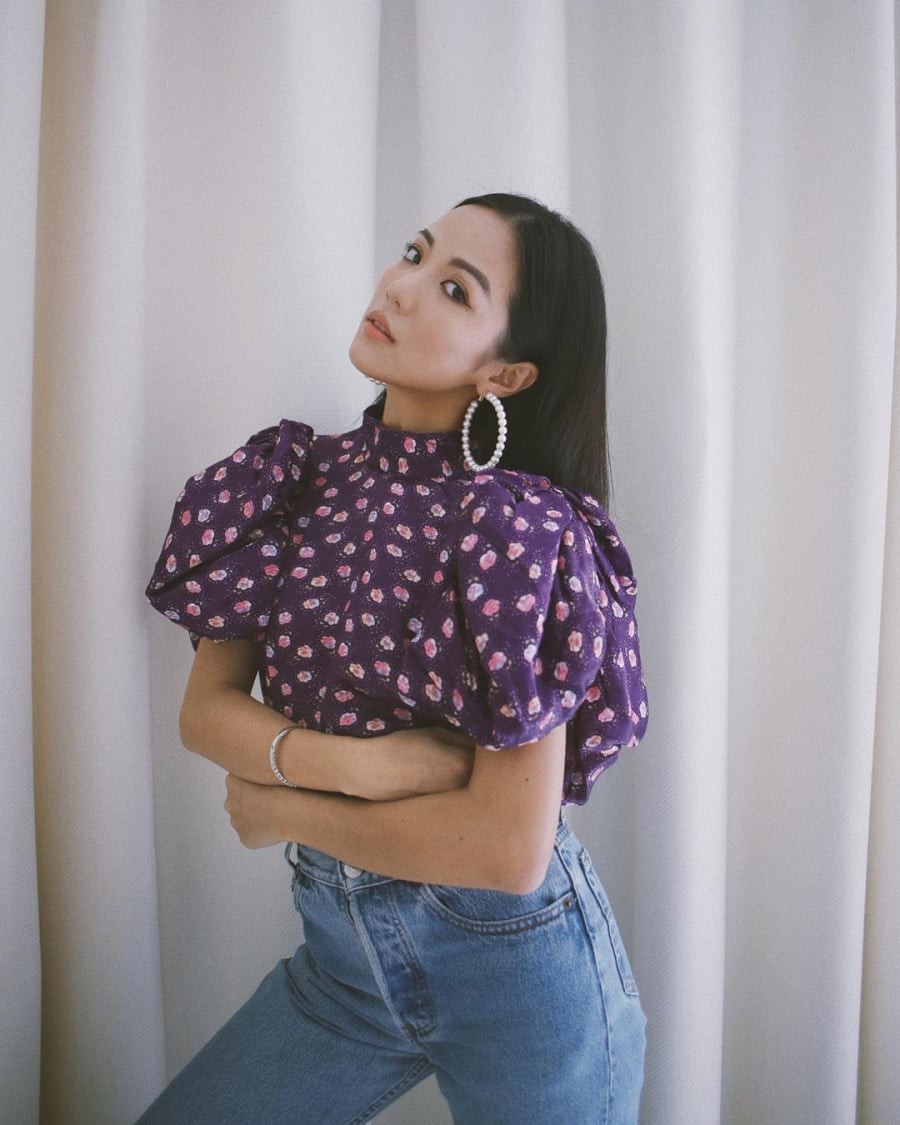  Độ dài tay áo vừa phải giúp che phủ phần cánh tay trên – khu vực dễ lộ khuyết điểm – đồng thời tạo cảm giác cân đối hơn cho vóc dáng.