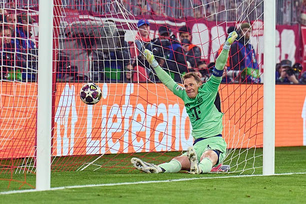 Neuer có một ngày thi đấu không trọn vẹn. 