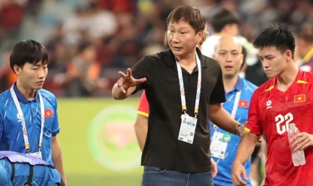 HLV Kim đối mặt với lịch thi đấu dày đặc trên nhiều đấu trường.