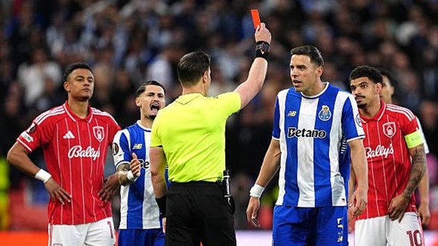 Nottingham Forest sớm chơi hơn người sau tấm thẻ đỏ của Jan Bednarek.