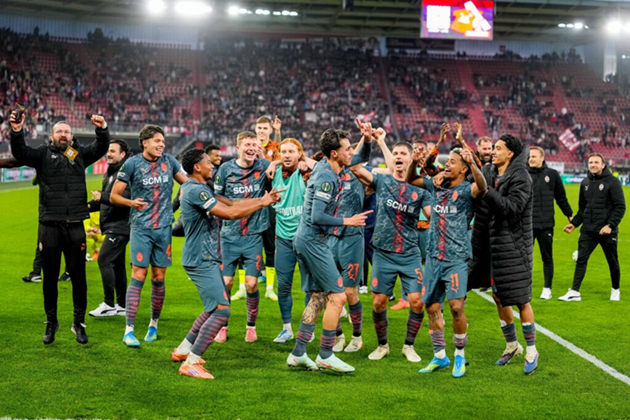 Các cầu thủ Shakhtar vui mừng với tấm vé tham dự bán kết Conference League mùa này.