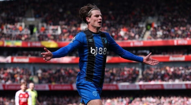  Alex Scott lọt tầm ngắm Chelsea.