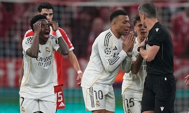 Trọng tài phá hỏng giấc mơ La Liga lẫn Champions League của Real