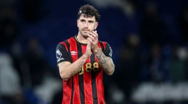 Marcos Senesi của Bournemouth lọt vào tầm ngắm Quỷ đỏ.