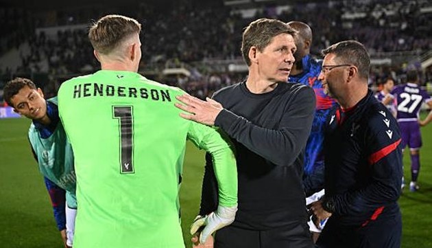 Oliver Glasner cho các học trò ra ngoài chơi sau khi đi tiếp tại Conference League.