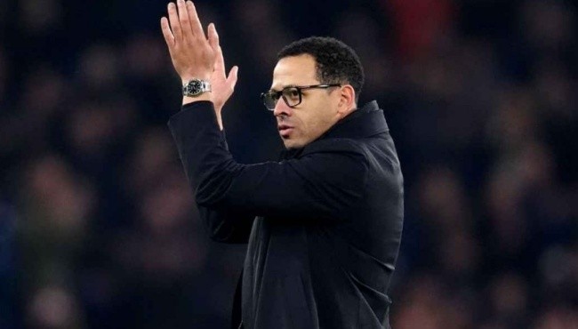 HLV Liam Rosenior đối mặt áp lực lớn.