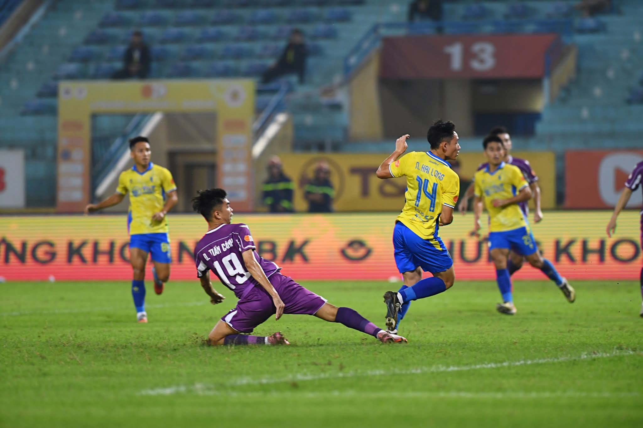 Hà Nội tỏ ra vượt trội hoàn toàn so với đội khách.