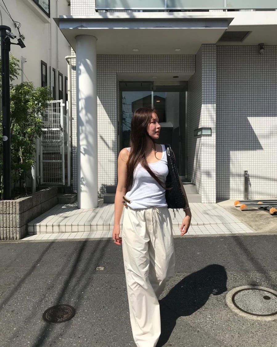 Màu trắng không chỉ giúp trang phục trông sáng sủa mà còn tạo cảm giác mát mẻ về mặt thị giác, rất thích hợp cho những ngày nắng.