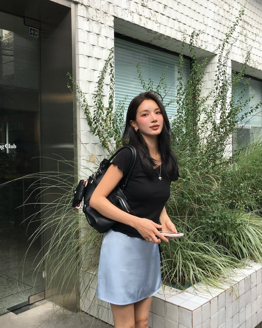  Với chất liệu phổ biến như cotton hoặc vải thun mỏng, item này mang lại cảm giác dễ chịu, hỗ trợ thấm hút mồ hôi và giúp cơ thể luôn khô thoáng.