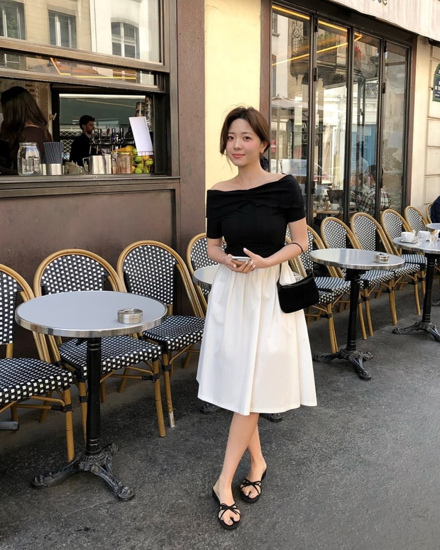 Thiết kế xòe nhẹ giúp hạn chế cảm giác bí bách, đồng thời tạo độ thông thoáng khi di chuyển. 