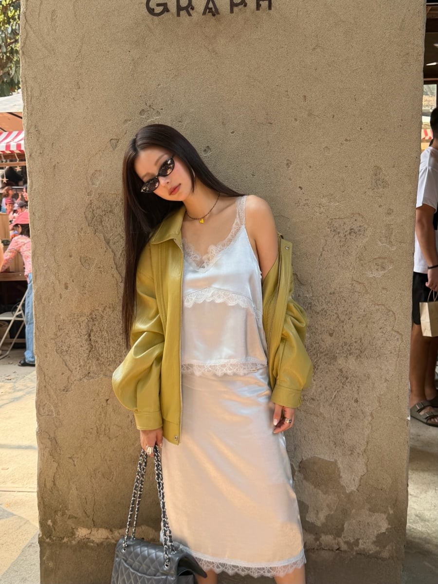 Chất liệu lụa với bề mặt mịn, nhẹ và có độ rủ tự nhiên giúp trang phục trở nên bay bổng, đồng thời mang lại cảm giác dễ chịu khi tiếp xúc với da. 