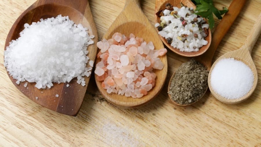 Ăn nhiều muối có thể dẫn tới tình trạng đau đầu.