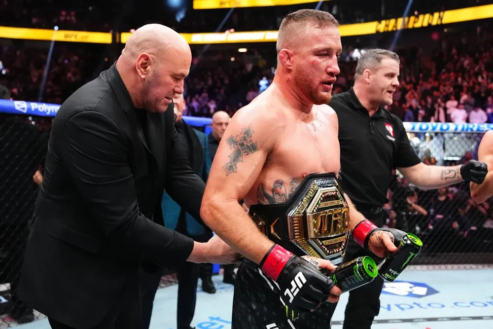 Justin Gaethje được Chủ tịch UFC Dana White trao đai vô địch