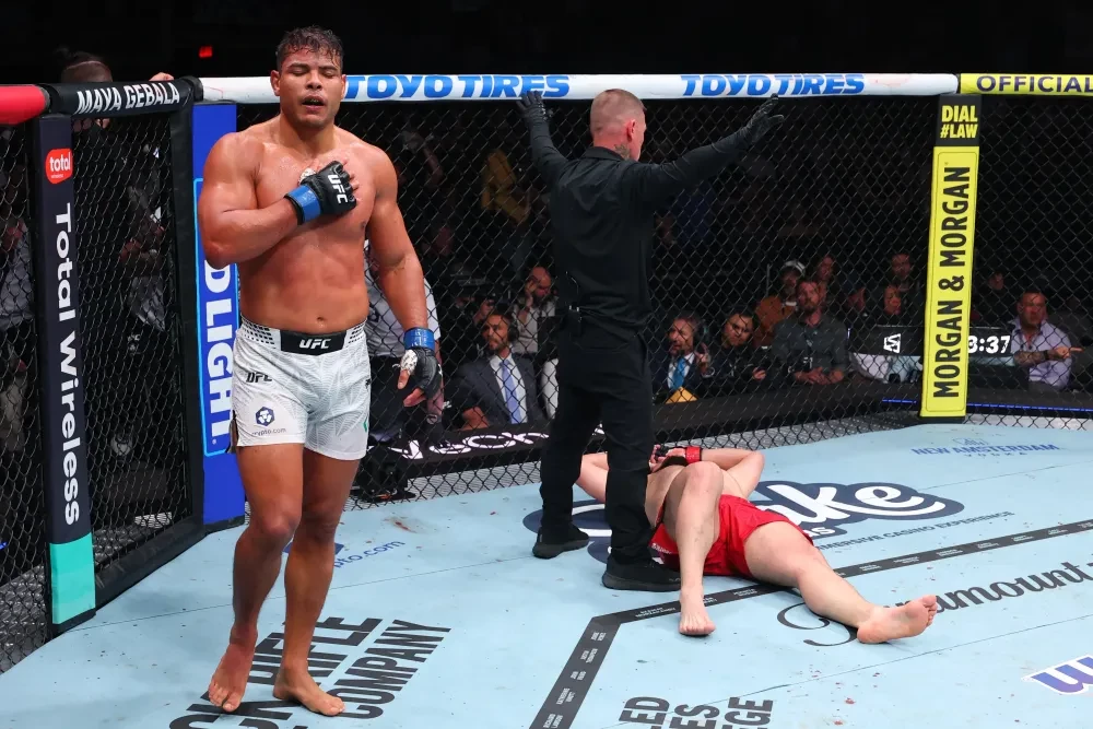 Paulo Costa ăn mừng chiến thắng