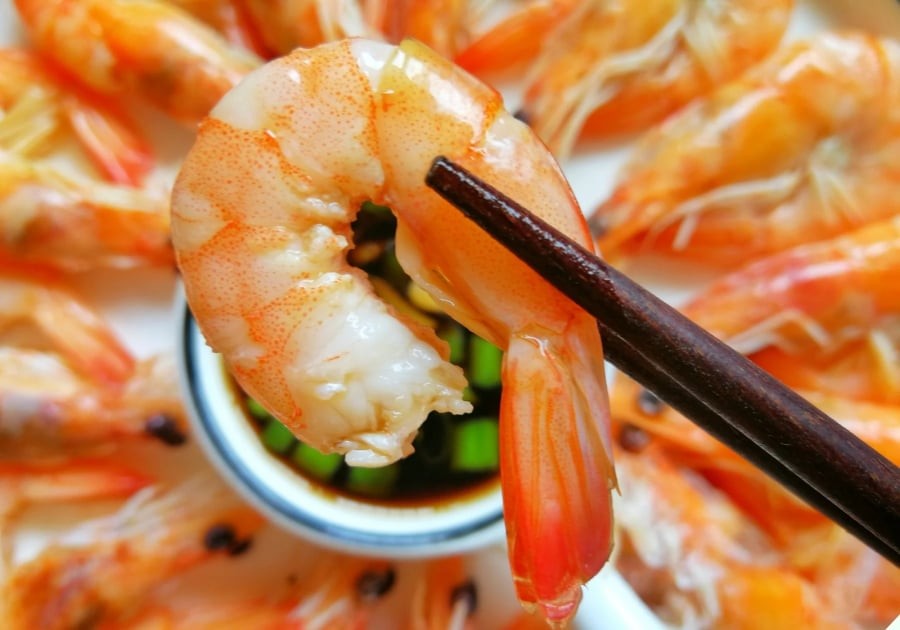 Muốn món tôm luộc ngon, việc đầu tiên là phải chọn được tôm thật tươi. Đây là yếu tố quan trọng nhất quyết định món ăn có ngọt thịt hay không.