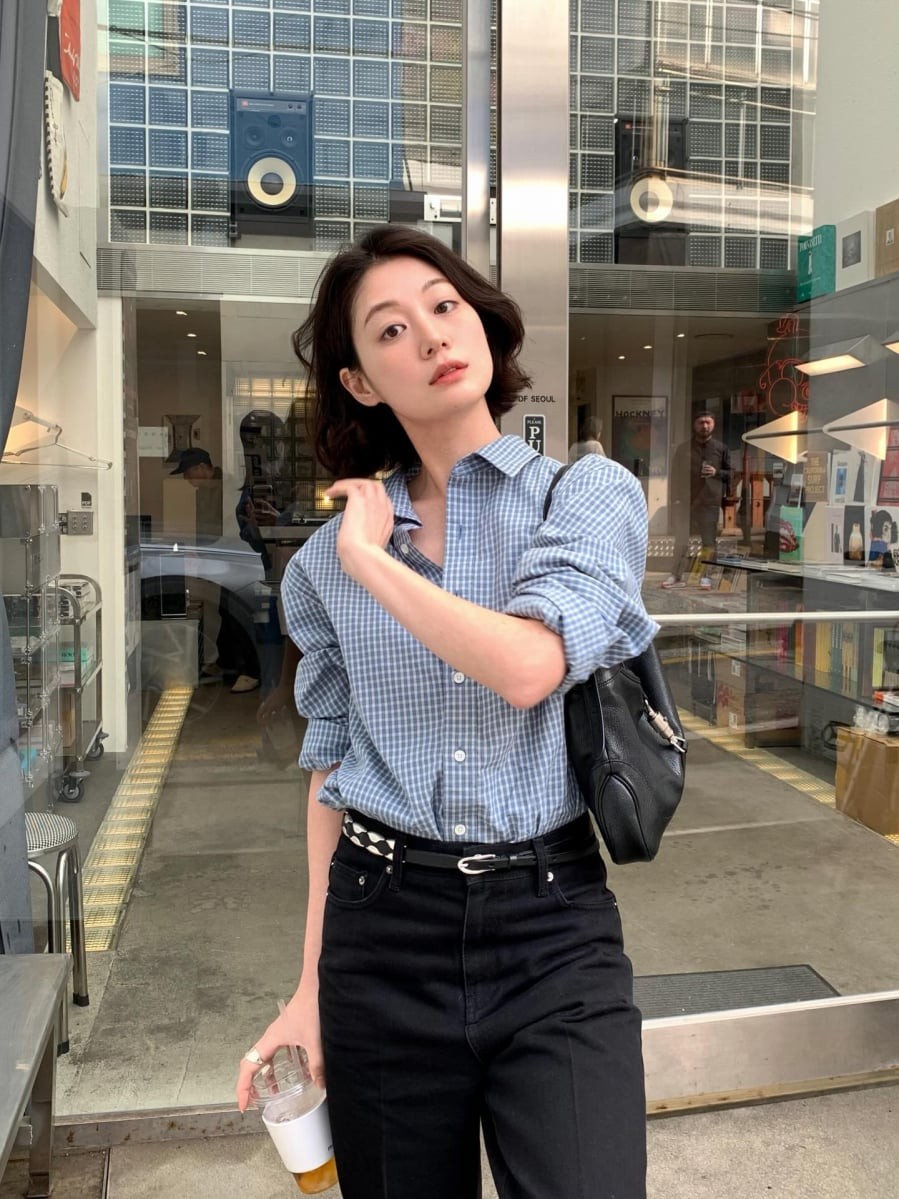 Dù là thiết kế quen thuộc, áo sơ mi kẻ vẫn luôn mang lại cảm giác mới mẻ nếu biết cách biến tấu.