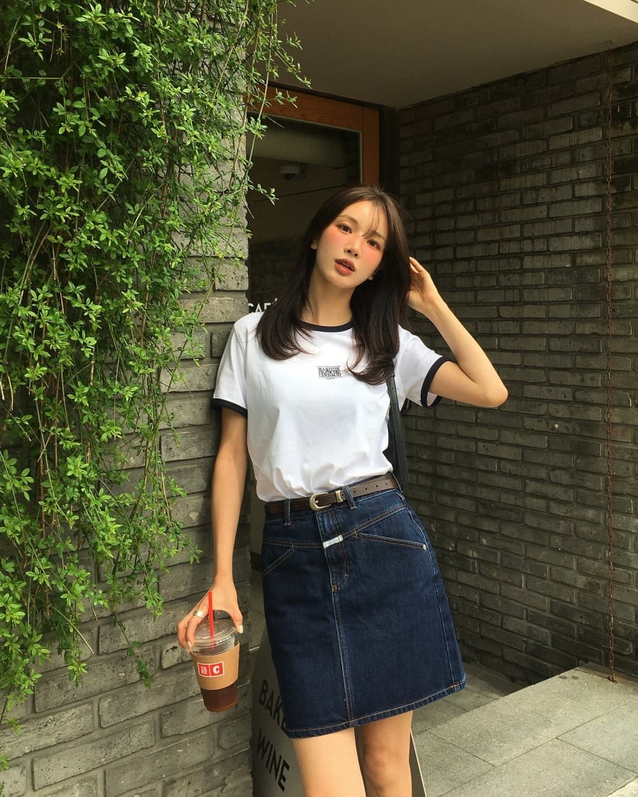 Không thể thiếu trong tủ đồ mùa hè, áo thun luôn là lựa chọn cơ bản nhưng hiệu quả.