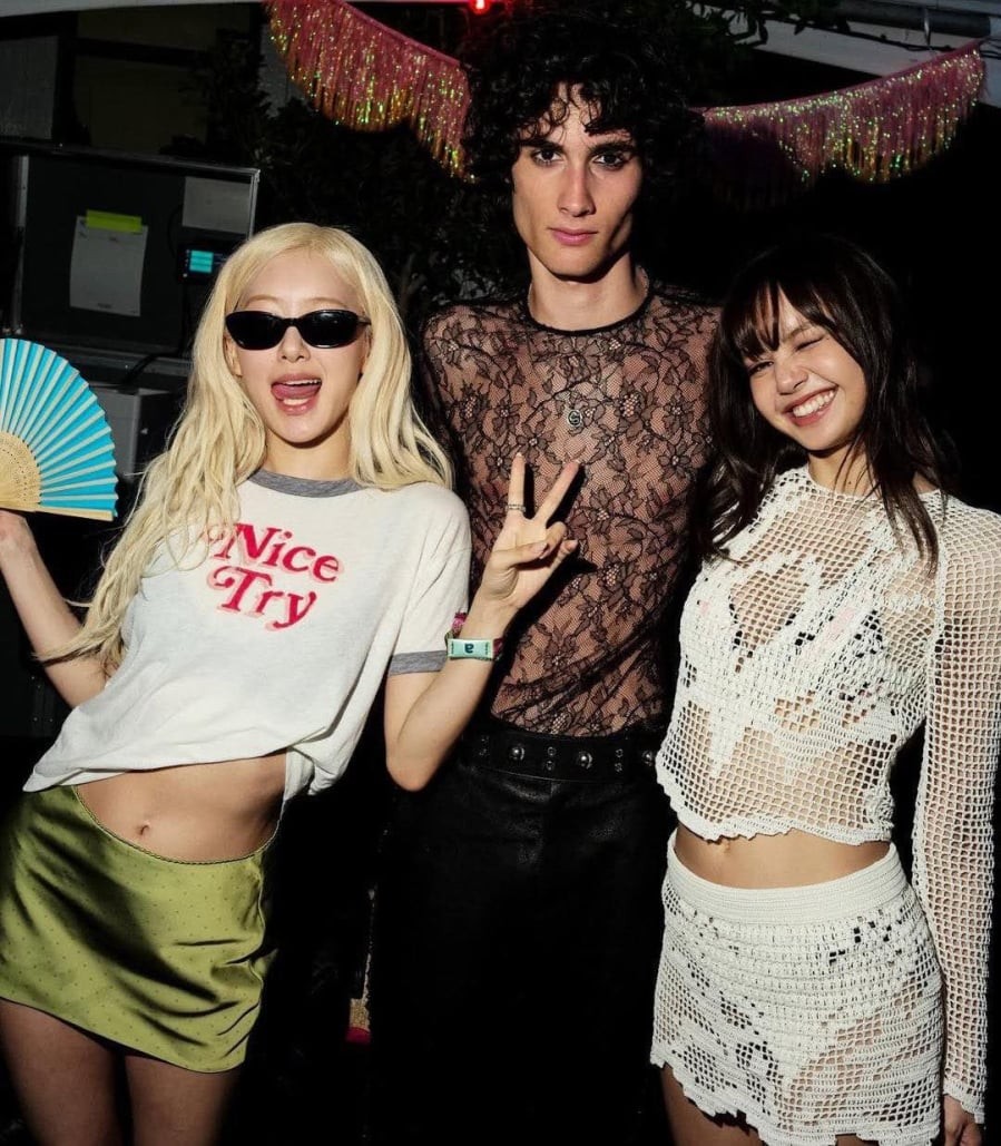  Không chỉ dừng lại ở các sàn diễn, xu hướng này còn lan rộng sang phong cách street style và được nhiều ngôi sao lựa chọn trong các lần xuất hiện gần đây.