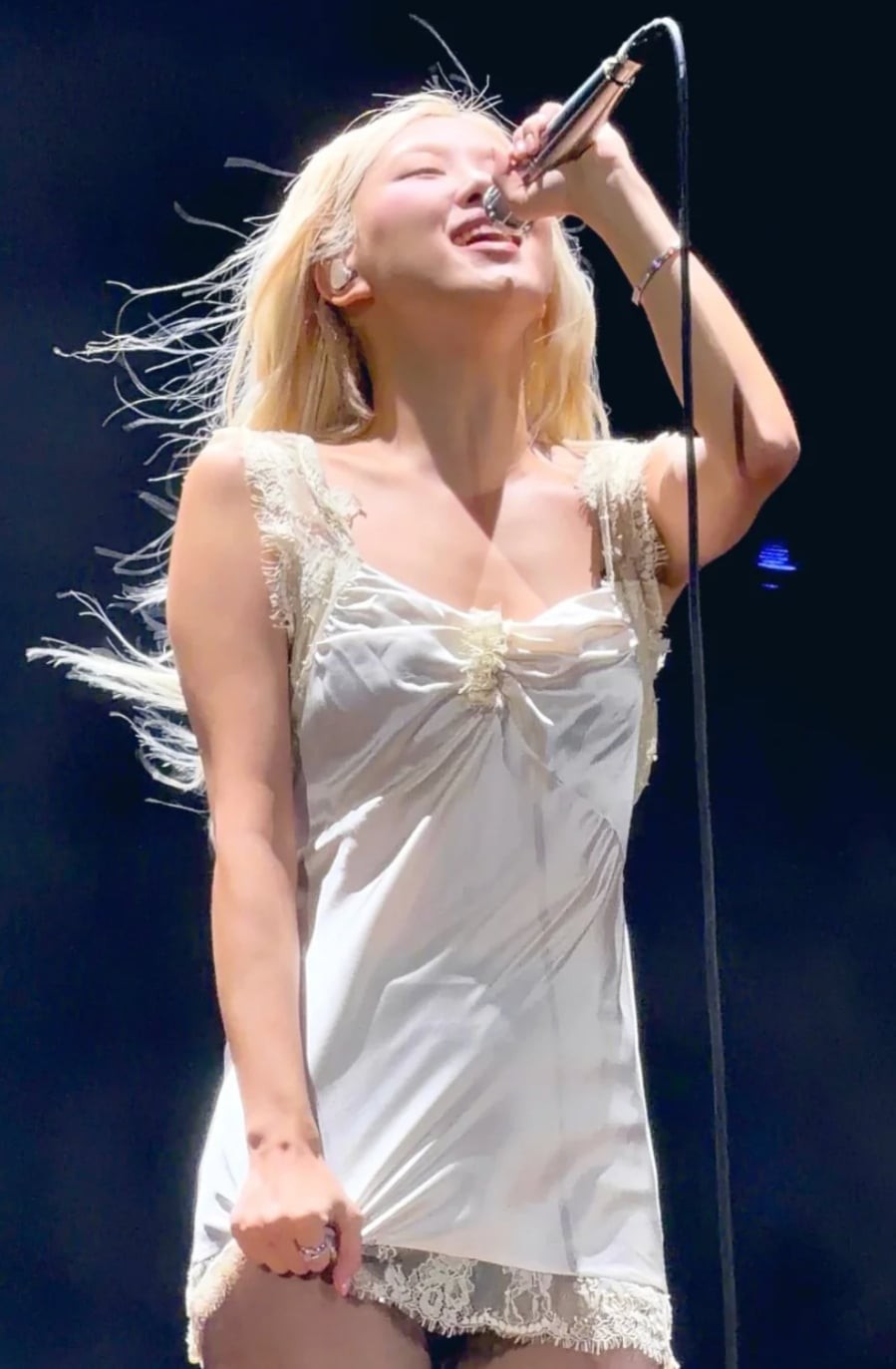  Không chỉ giới hạn ở những outfit đời thường, Rosé còn mang chất liệu lụa lên sân khấu với phong cách gợi cảm hơn. 