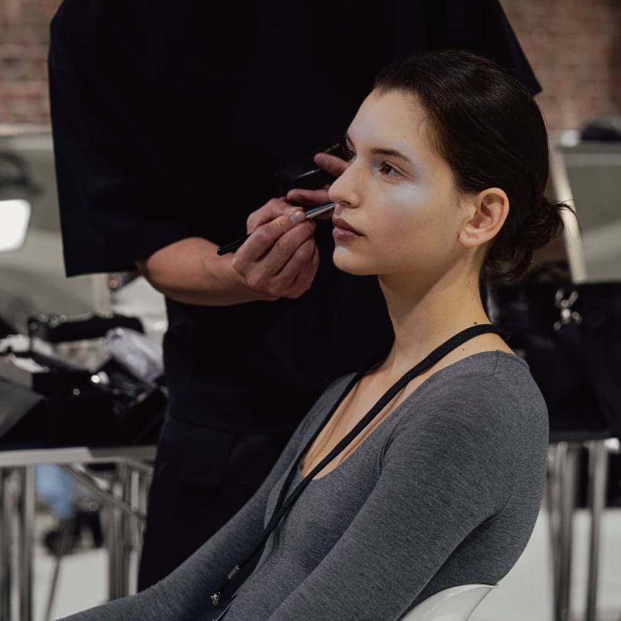 Trong thời đại hình ảnh được ghi lại liên tục qua camera chất lượng cao, lớp nền quá bóng dễ khiến gương mặt bị lóa hoặc lộ rõ dầu thừa. 