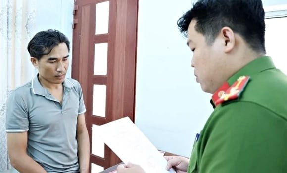 Theo kết quả điều tra ban đầu, Hậu sống chung như vợ chồng với một người phụ nữ tại nhà trọ thuộc khóm Mỹ Phú, phường Vĩnh Tế, TP. Châu Đốc, An Giang.