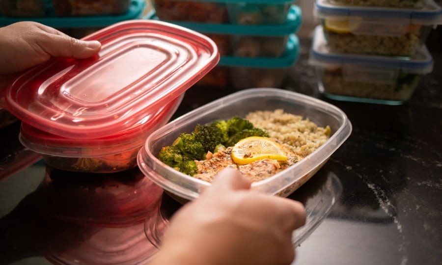 Nhiều thói quen sinh hoạt tưởng chừng vô hại lại vô tình khiến vi nhựa dễ dàng xâm nhập cơ thể, như đổ thức ăn nóng vào hộp nhựa, dùng hộp nhựa trong lò vi sóng, hoặc bảo quản thực phẩm có tính axit và nhiều dầu mỡ như sốt cà chua, nước chanh, bơ hay mayonnaise. 